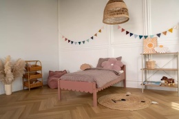 Drewniane łóżko dziecięce Montessori w kolorze Dusty Pink w przytulnej aranżacji pokoju dziecka.