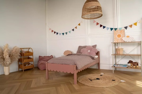 Drewniane łóżko dziecięce Montessori w kolorze Dusty Pink w przytulnej aranżacji pokoju dziecka.