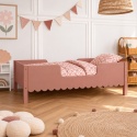 Drewniane łóżko dziecięce Montessori z barierką w kolorze Dusty Pink w aranżacji pokoju dziecka.