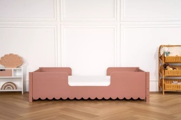 Łóżko dziecięce Montessori z barierkami ochronnymi w kolorze Dusty Pink, wykonane z drewna sosnowego.