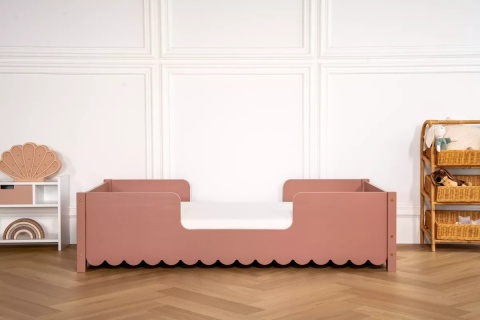 Łóżko dziecięce Montessori z barierkami ochronnymi w kolorze Dusty Pink, wykonane z drewna sosnowego.