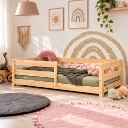 Drewniane łóżko dziecięce Montessori z barierkami z naturalnego drewna w aranżacji pokoju dziecka.