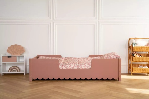 Drewniane łóżko dziecięce SOFIA S z barierkami i falowanym wykończeniem w kolorze Dusty Pink.