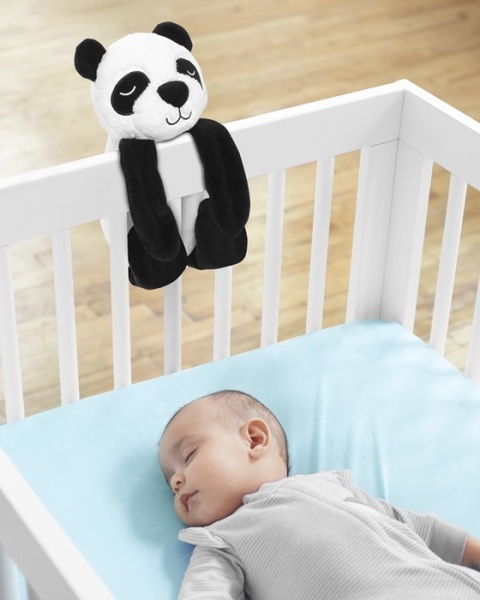 Szumiąca przytulanka Panda Skip Hop przy łóżeczku niemowlęcym