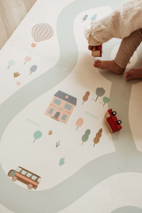 Mata piankowa Play & Go EEVAA Village – detal wzoru z drogą i miasteczkiem