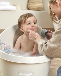 Wanienka Shnuggle Eco podczas kąpieli dziecka z wygodnym oparciem
