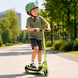 Dziecko jadące na zielonej hulajnodze Trike Fix