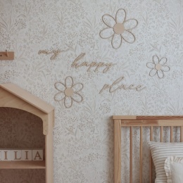 Napis My Happy Place z drewnianymi kwiatkami w aranżacji pokoju dziecięcego
