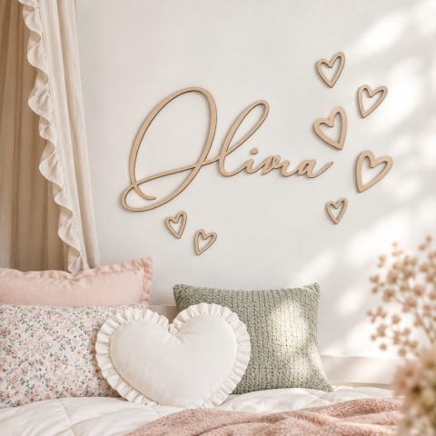 Drewniane imię na ścianę z sercami – personalizowana dekoracja do pokoju dziecka