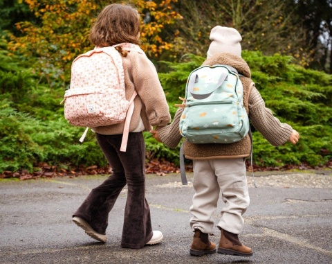 Dzieci z plecakami Kidzroom podczas spaceru – lekkie plecaki dziecięce do przedszkola i na wycieczki.