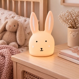 Lampka nocna Królik Trixie Baby w przytulnym pokoju dziecka