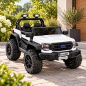 Białe auto na akumulator 4x4 22F dla dziecka w aranżacji na zewnątrz