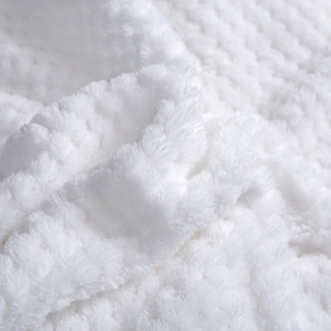 Biały koc Sherpa 150x200 z miękkiej puszystej mikrofibry – detal materiału
