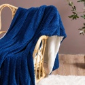 Puszysty granatowy koc Sherpa 150x200 cm z miękką białą stroną
