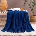 Granatowy koc z barankiem Sherpa 150x200 cm w aranżacji wnętrza