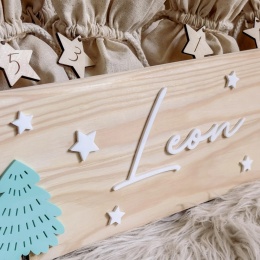 Personalizowana drewniana skrzynka adwentowa dla dziecka z imieniem Leon, gwiazdkami i świąteczną choinką.
