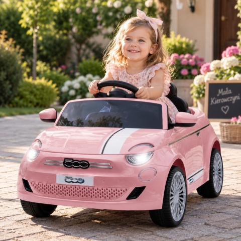 Różowy samochód na akumulator Fiat 500e Pink dla dzieci podczas jazdy