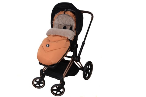 Karmelowy śpiworek Cottonmoose zamontowany w wózku dziecięcym