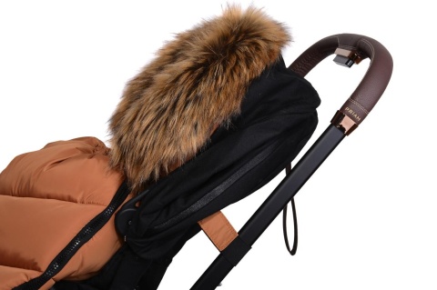 Karmelowy śpiworek Cottonmoose – mocowanie do stelaża wózka