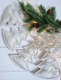 Biała girlanda świąteczna z materiałowymi choinkami i drewnianymi koralikami, w zimowej aranżacji