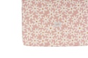 Prześcieradło dziecięce Blush Daisies w pudrowym różu z motywem białych stokrotek, widok z góry z widoczną metką producenta.