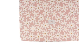 Prześcieradło dziecięce Blush Daisies w pudrowym różu z motywem białych stokrotek, widok z góry z widoczną metką producenta.