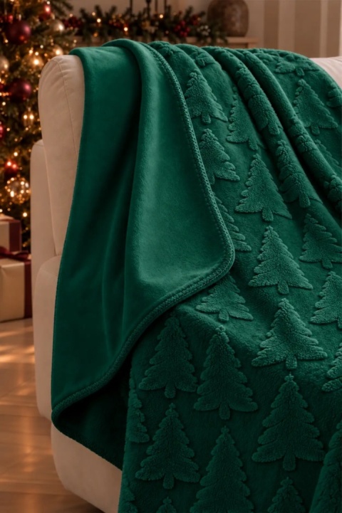 Zielony koc świąteczny NOELLE WINTER PINE przewieszony przez beżową sofę, z widocznym gładkim spodem