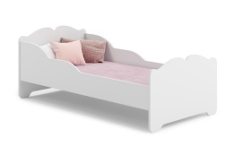 Białe łóżko dziecięce ANNA 140 × 70 cm z różową pościelą, dekoracyjnymi zagłówkami i podwyższonymi bokami.
