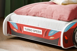 Zbliżenie przedniego panelu łóżka dziecięcego Turbo 4x4 z nadrukiem Turbo Speed, reflektorami