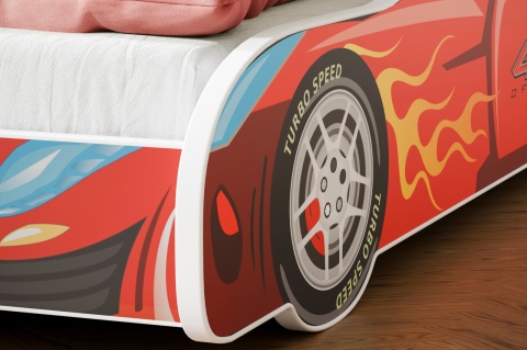 Detal czerwonego łóżka samochodowego Turbo 4x4 z grafiką sportowego koła, płomieniami i napisem Turbo Speed.