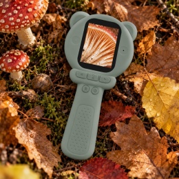 Zielony mikroskop cyfrowy ZAZU Fun dla dzieci z ekranem LCD, wśród jesiennych liści i grzybów.
