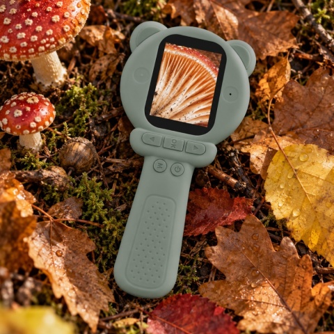 Zielony mikroskop cyfrowy ZAZU Fun dla dzieci z ekranem LCD, wśród jesiennych liści i grzybów.