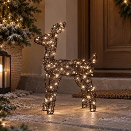 Mały renifer świąteczny LED o wysokości 60 cm i szerokości 50 cm, wykonany z brązowej plecionki na metalowym stelażu