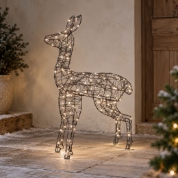 Świąteczny renifer LED o wysokości 100 cm i szerokości 70 cm, wykonany z plecionki na metalowym stelażu