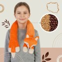 Dziewczynka z pomarańczową poduszką podróżną w kształcie liska na szyi – miękki zagłówek z naturalnym wypełnieniem z pestek