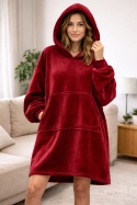 Czerwona bluza koc z kapturem na modelce - długa, ciepła bluza oversize z kieszenią, idealna na chłodne wieczory