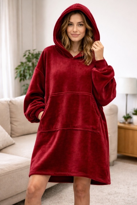 Czerwona bluza koc z kapturem na modelce - długa, ciepła bluza oversize z kieszenią, idealna na chłodne wieczory