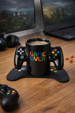kubek game over dla gracza z uchwytami w kształcie padów na biurku gamingowym